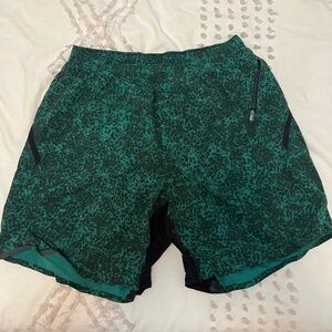 Lululemon THE Short Mens L Lined 6 in inseam Shorts Green Black Print Training